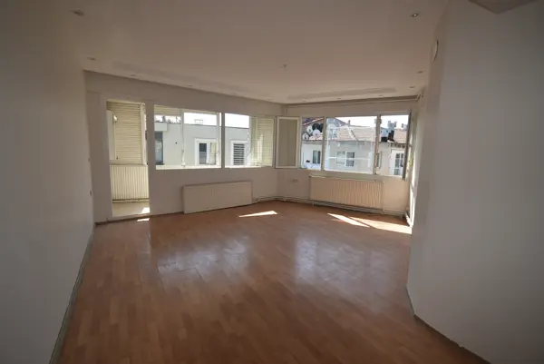 Güzelyalı'da Tramvay Durağına 400 m, Otoparklı, Kiralık Daire