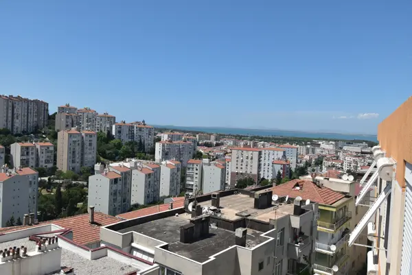 Üçkuyular'da Tadilatlı, Manzaralı 3+1 Satılık Daire