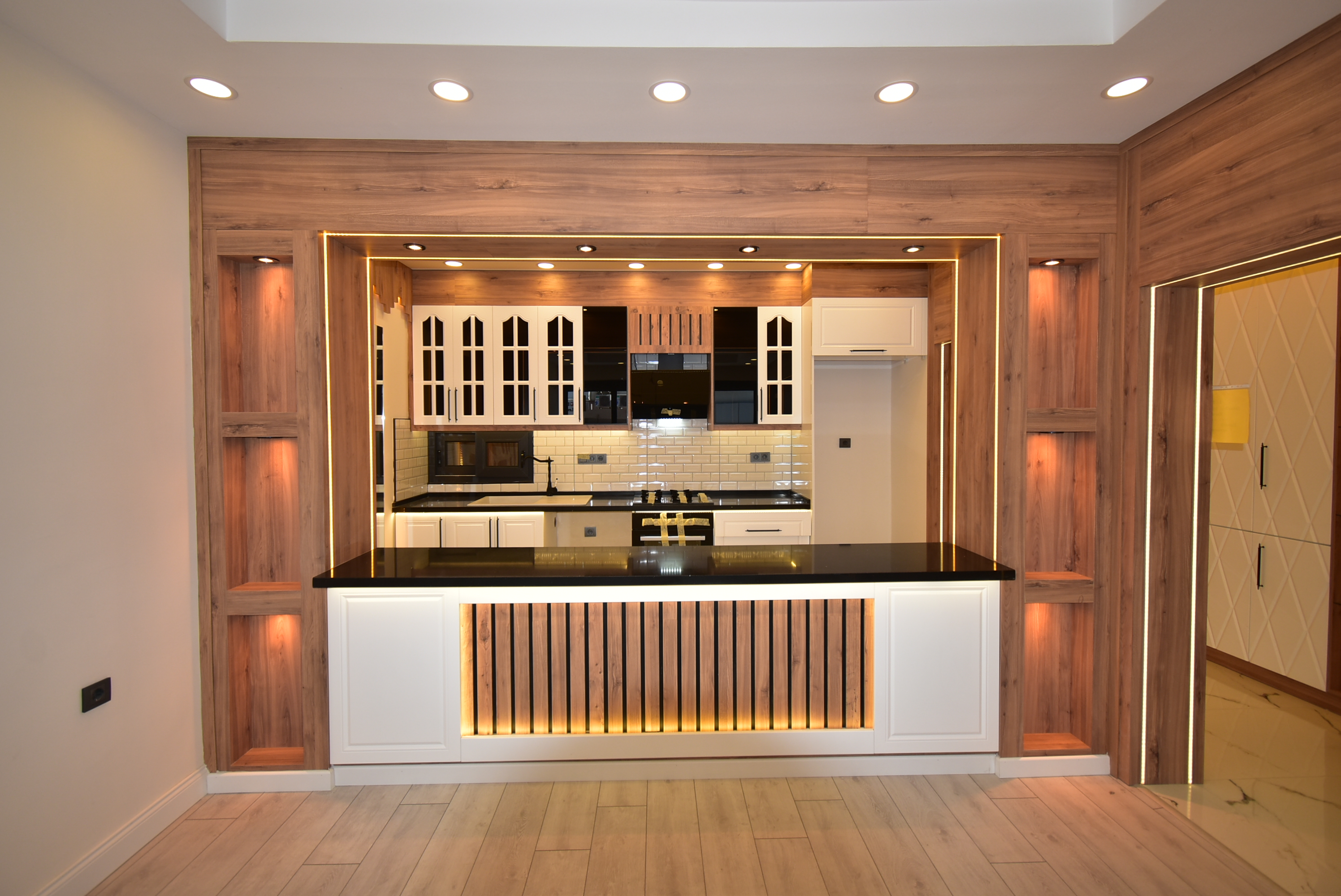 Masrafsız, Komple Tadilatlı , Bahçeli ve Poligon Metroya Çok Yakın Boş Satılık Daire