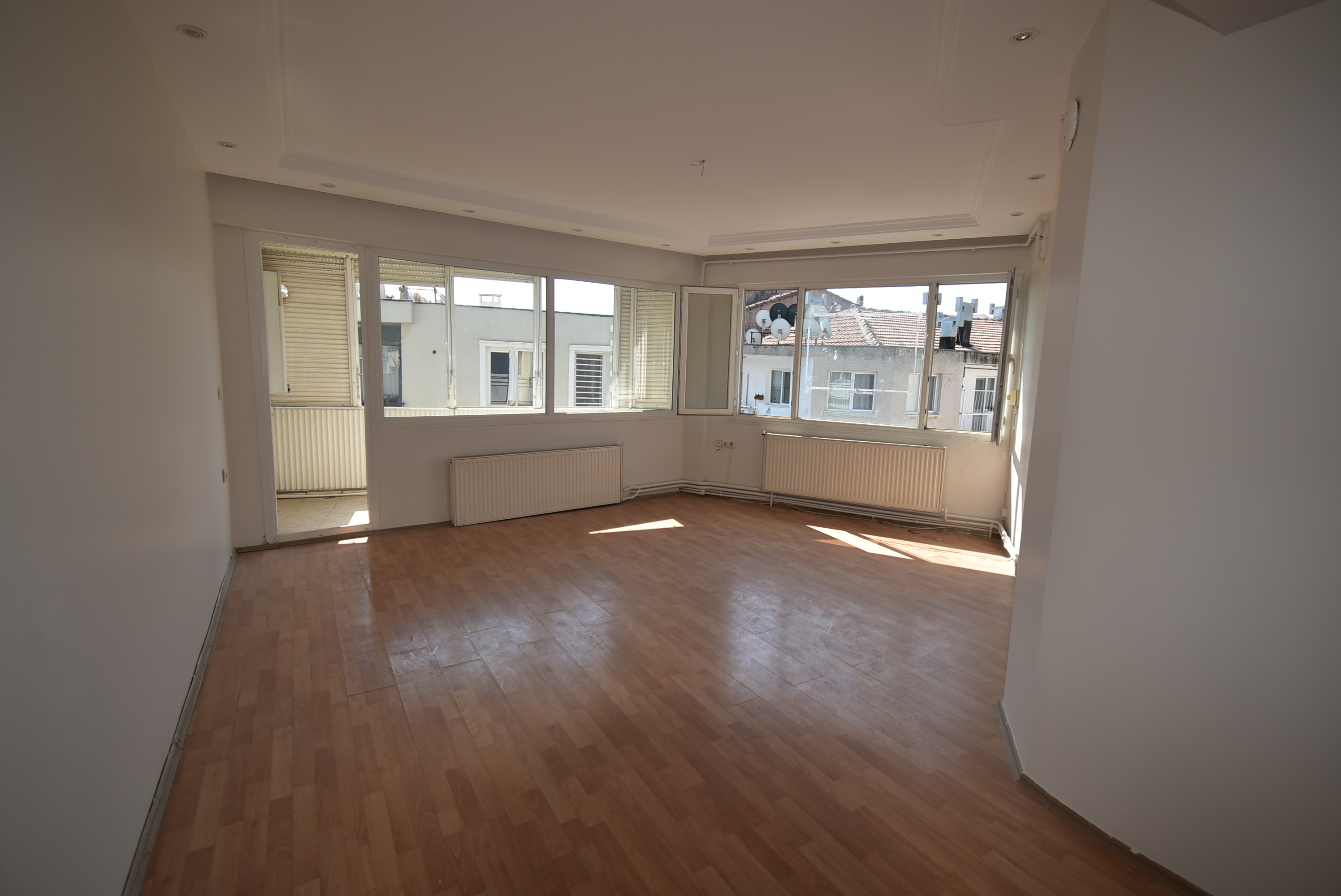 Güzelyalı'da Tramvay Durağına 400 m, Otoparklı, Kiralık Daire