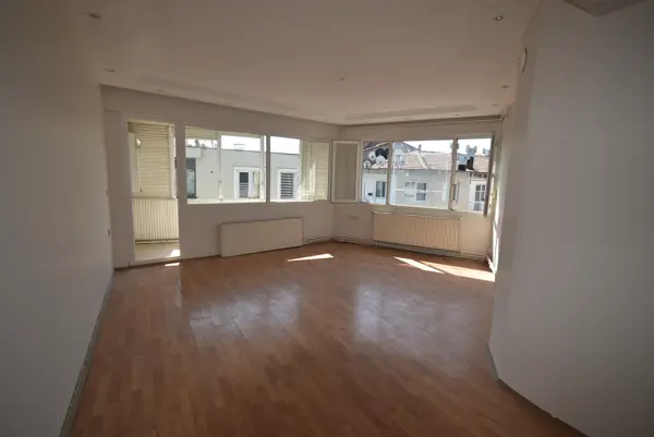 Güzelyalı'da Tramvay Durağına 400 m, Otoparklı, Kiralık Daire