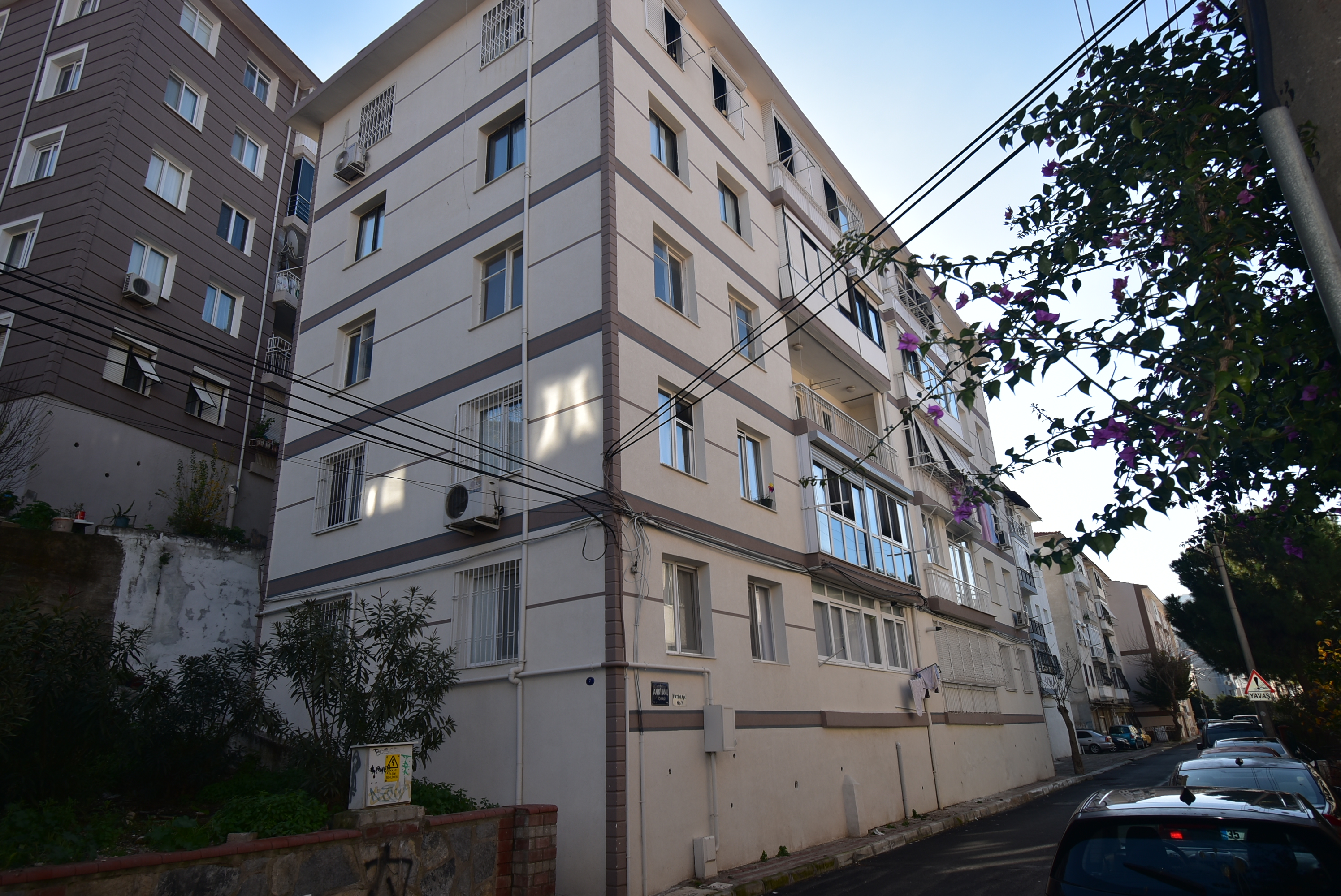 Üçkuyular Avni Anıl Sokak' da, 3. Kat Satılık Daire