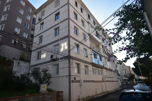 Üçkuyular Avni Anıl Sokak' da, 3. Kat Satılık Daire