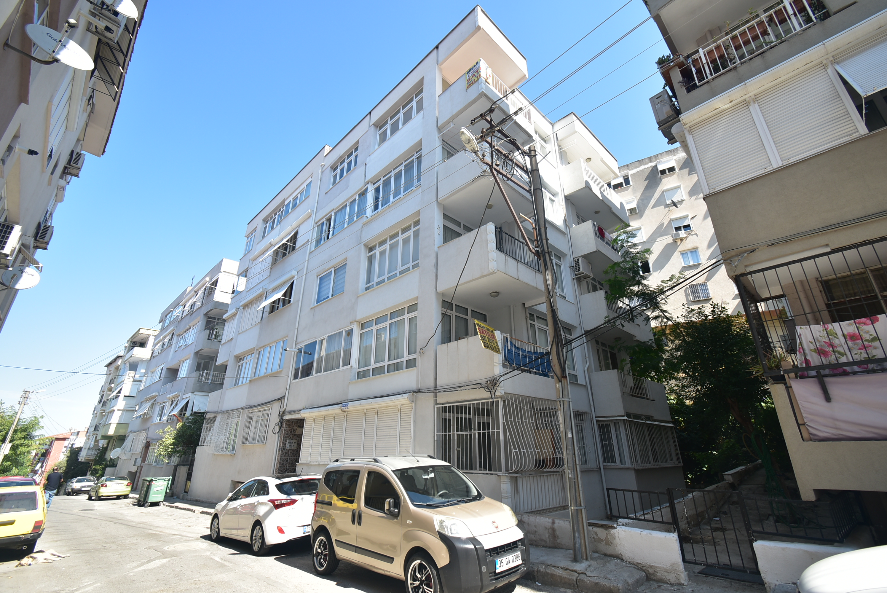 Üçkuyular 14/4 Sokak' da Bakımlı, Doğalgazlı, Manzaralı Satılık Daire