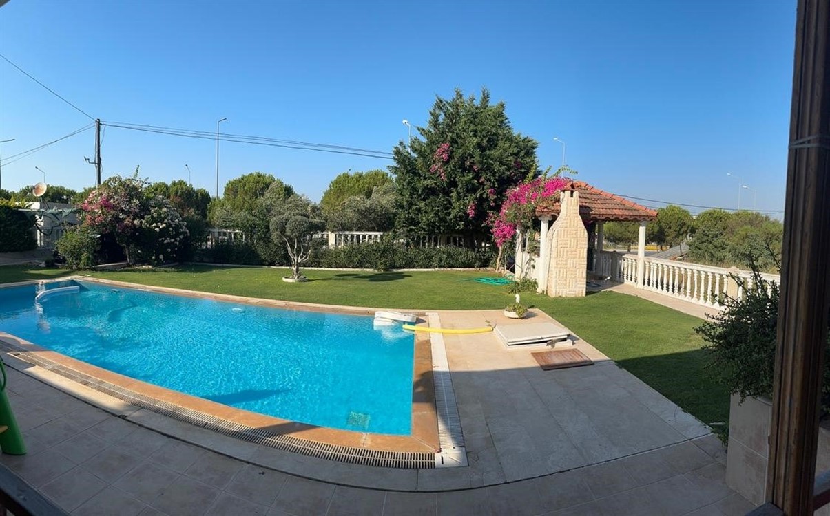 Çeşme Altınyunus Kavşağı'nda, Havuzlu, Eşyalı Kiralık Dubleks